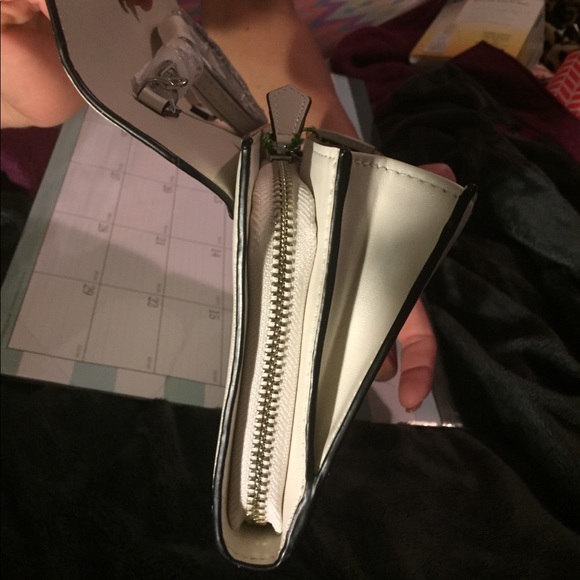 NWT Vera Bradley off white Flap Clutch - Picture 7 of 7