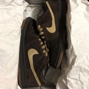 Used Nike SB suede mocha low dunks in a sz 7 men's