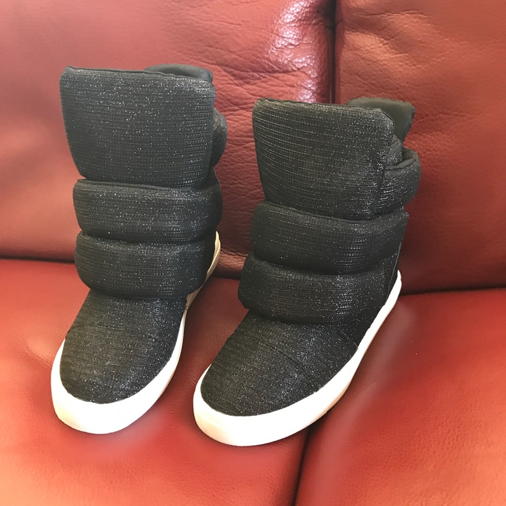 Cape Robbin MoonWalkers🌙