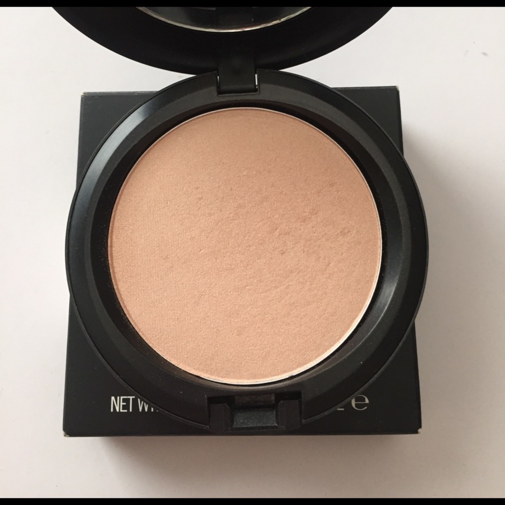 MAC for Iris Apfel: Too Chic Beauty Powder (2011)