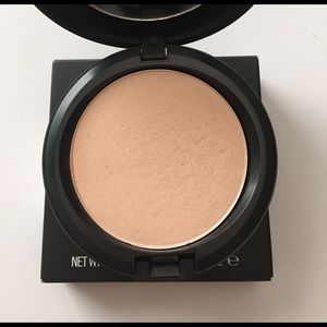 MAC for Iris Apfel: Too Chic Beauty Powder (2011)