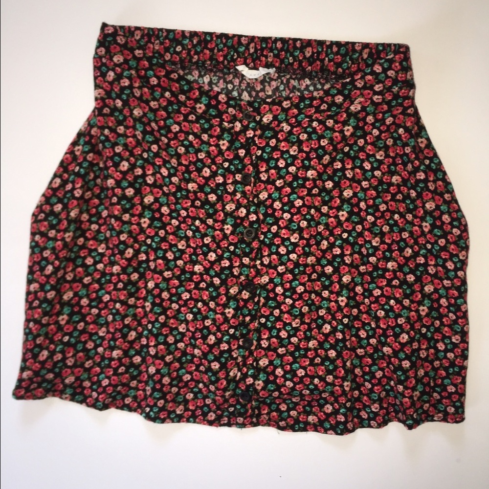 Floral skirt with black buttons