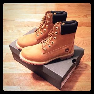 Women's Timberland classic boots (new with tags)