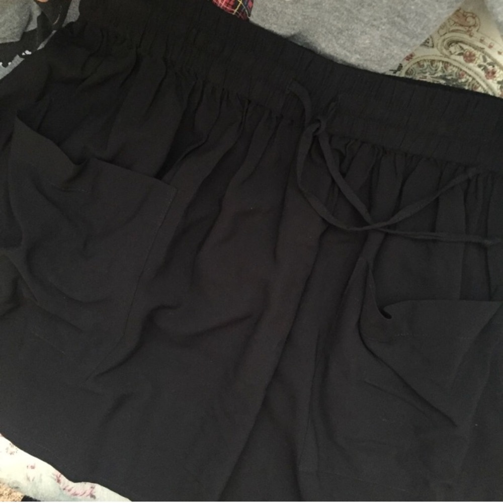 Short black skirt with pockets - Picture 1 of 2