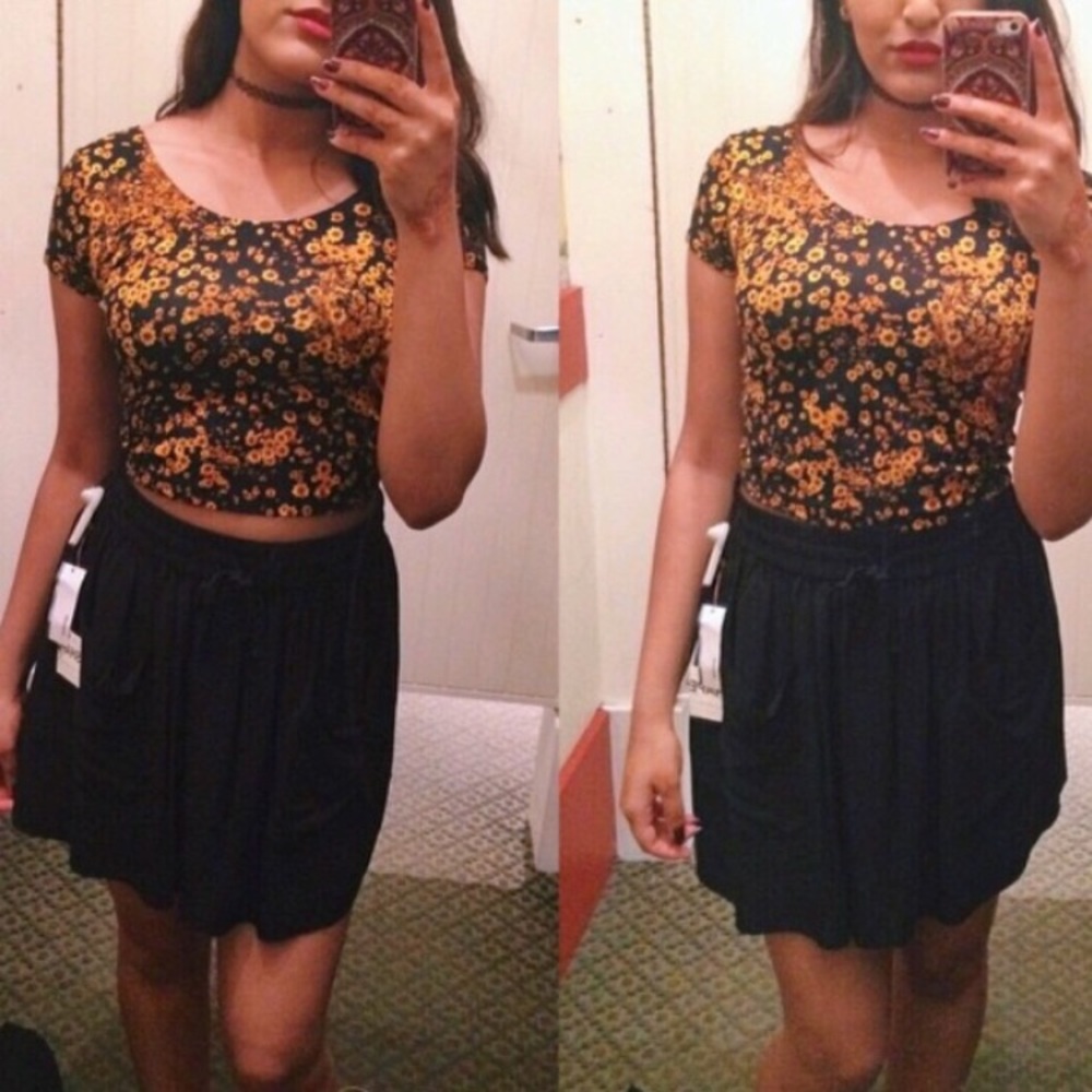 Short black skirt with pockets - Picture 2 of 2