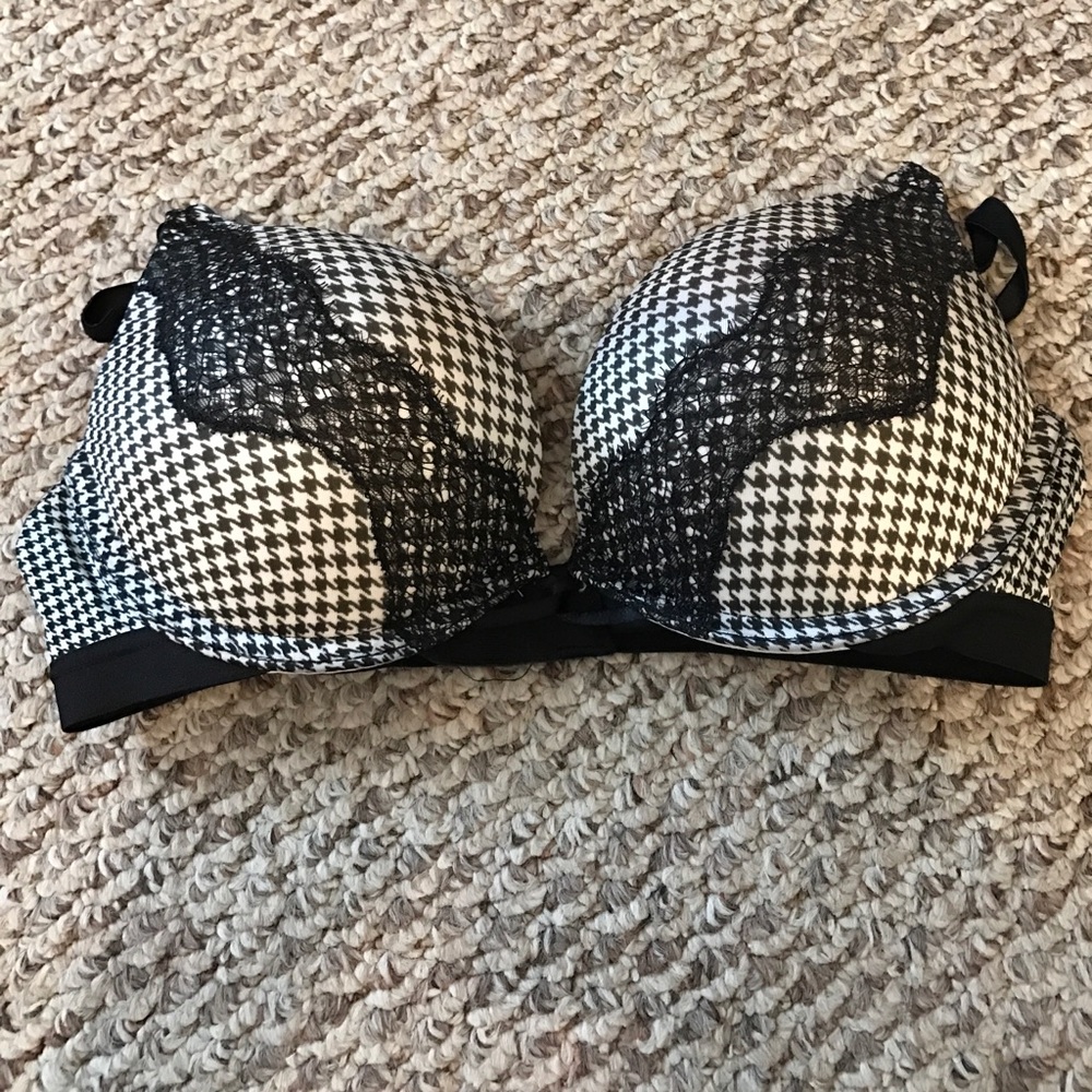 Victoria's Secret bombshell braw