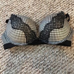 Victoria's Secret bombshell braw