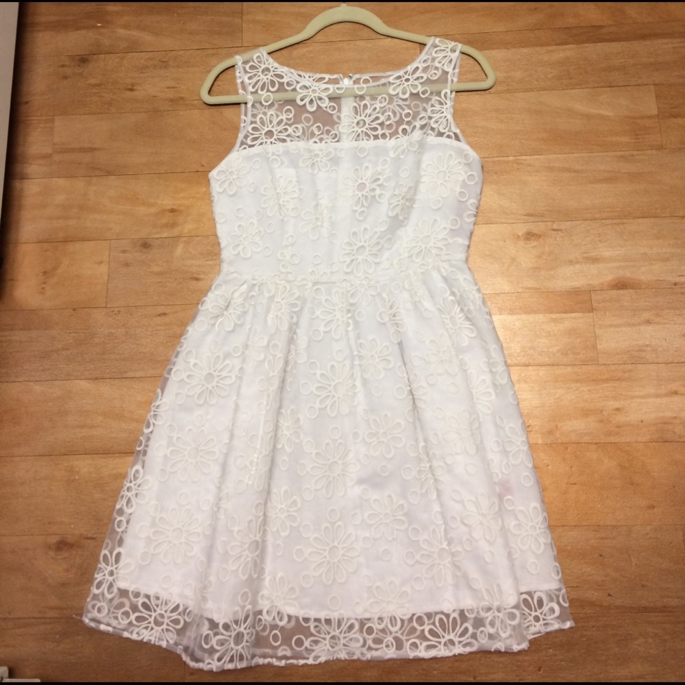 🌼Saks NWOT 5/48 White Flower Dress🌼