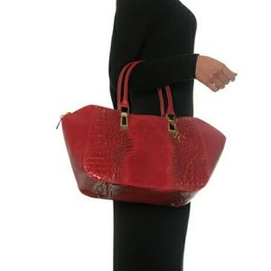 Renata hand bag w/shoulder strap. Italian made.