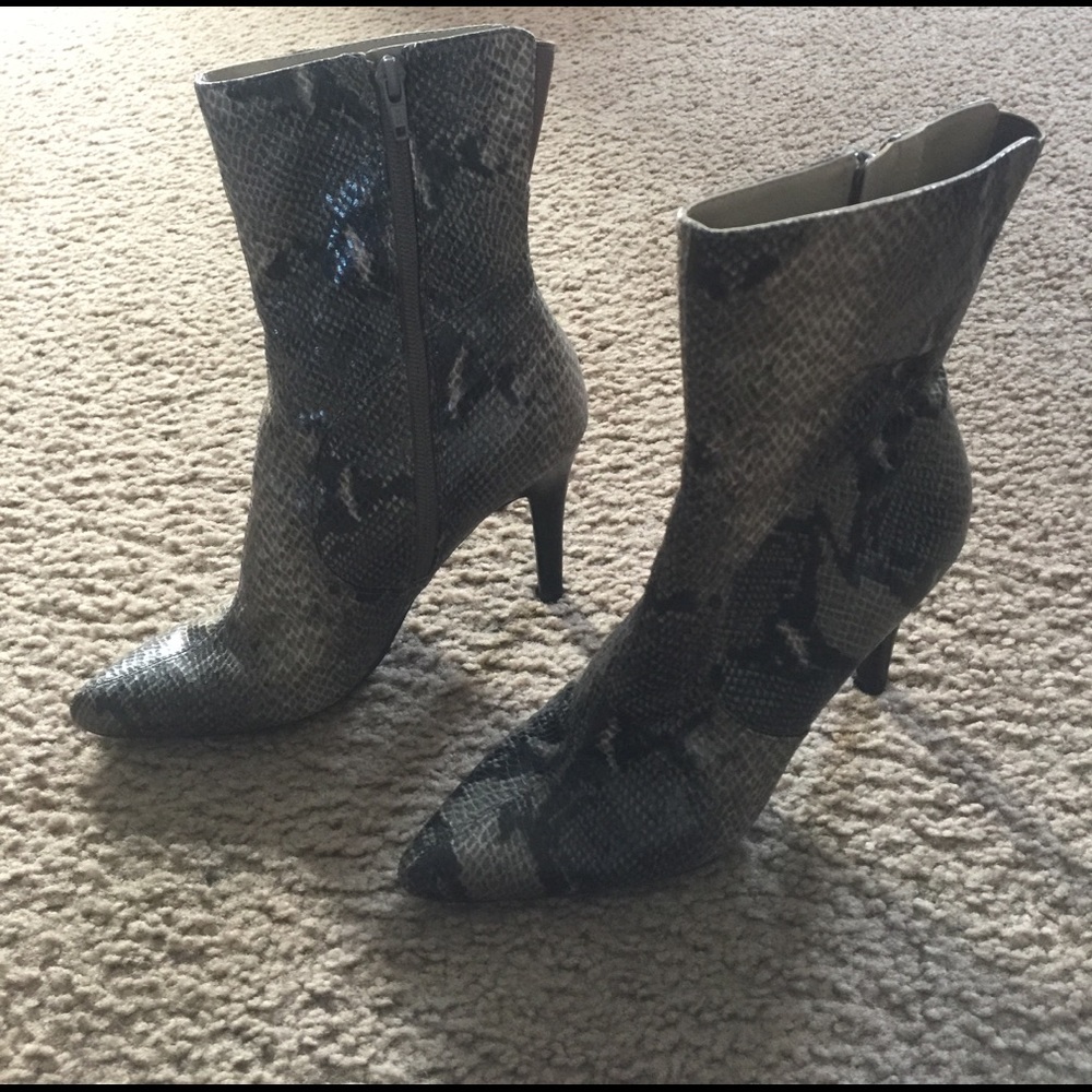Women Boot size 6M