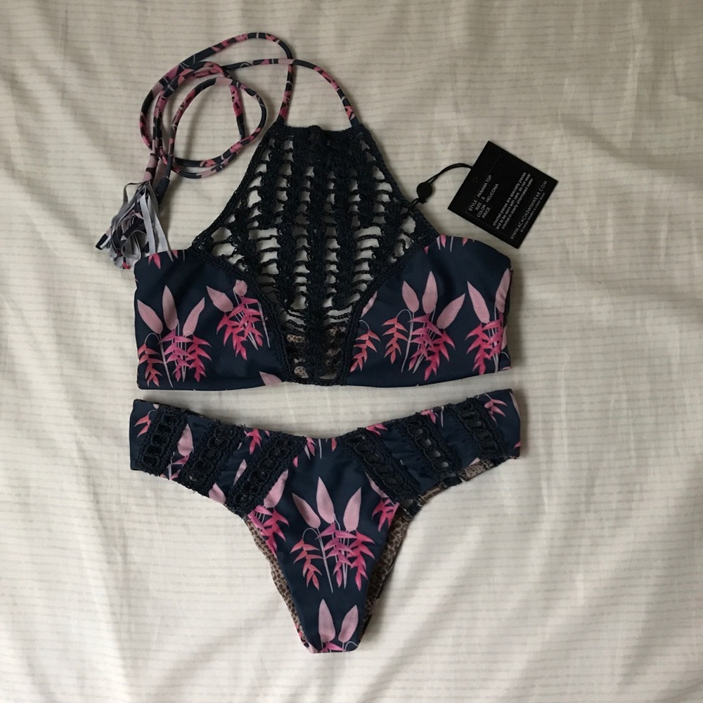 🌺SOLD ON 🅿️🅿️🌺 Acacia Heliconia Set