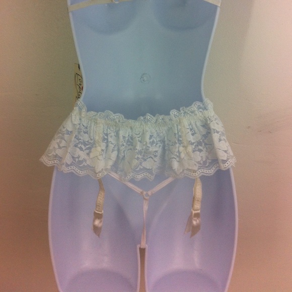 White lace bralette and panty set. - Picture 3 of 6