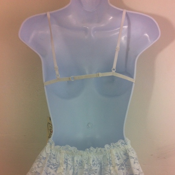 White lace bralette and panty set. - Picture 4 of 6