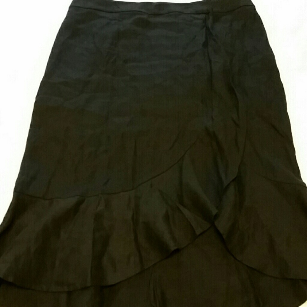 Super fun linen skirt with ruffle slit
