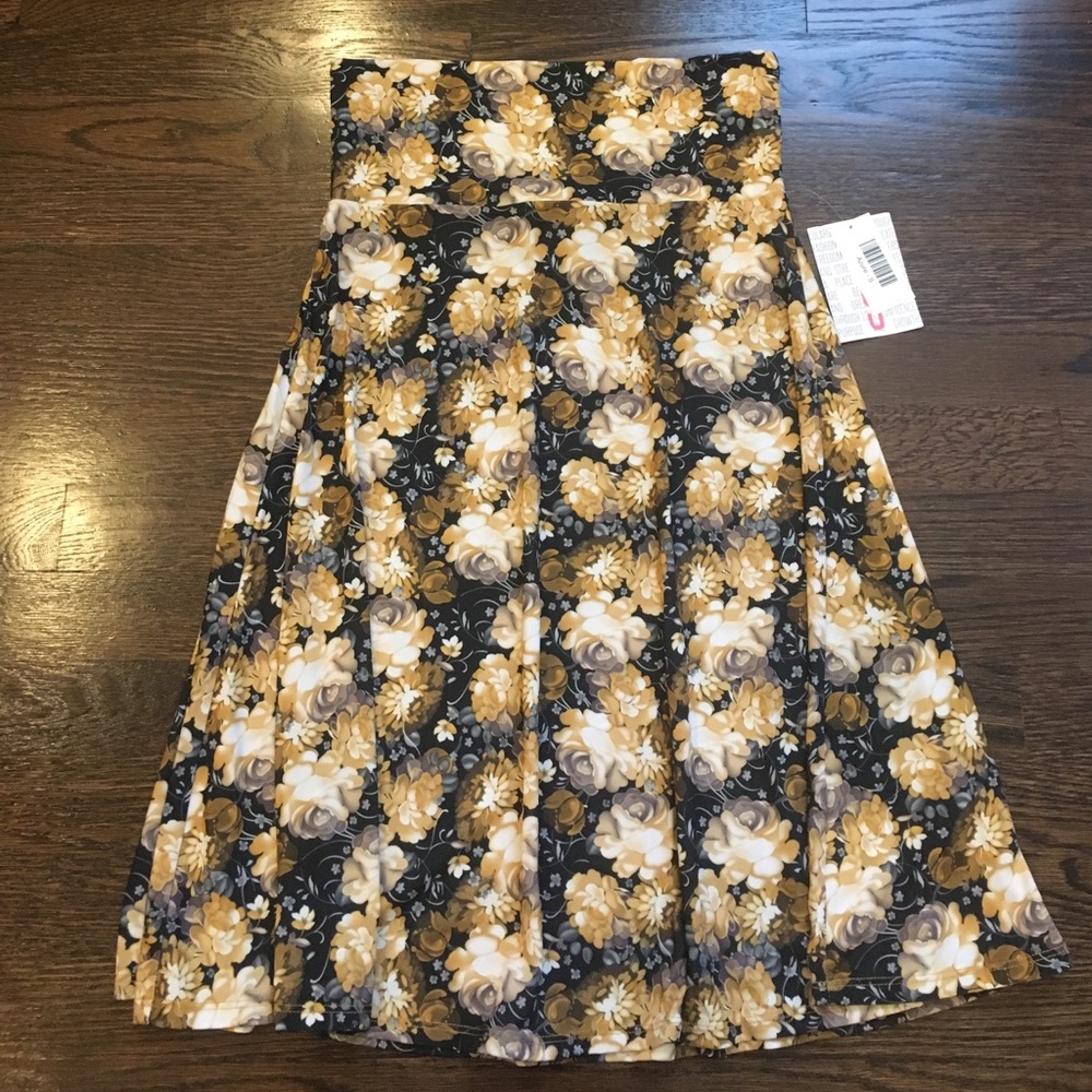Size small LuLaRoe Azure skirt. Floral pattern.