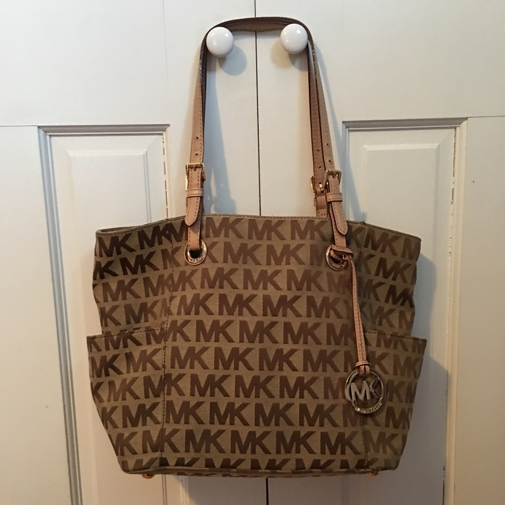 Authentic MICHAEL Kors. Ships in ONE day!