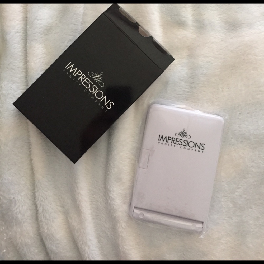 Impressions Vanity touchup led compact