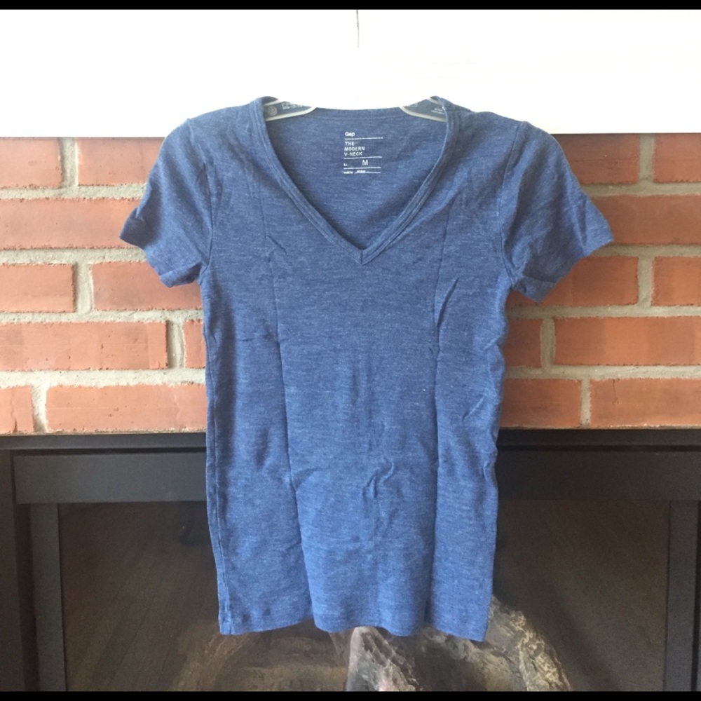 Gap modern v-neck