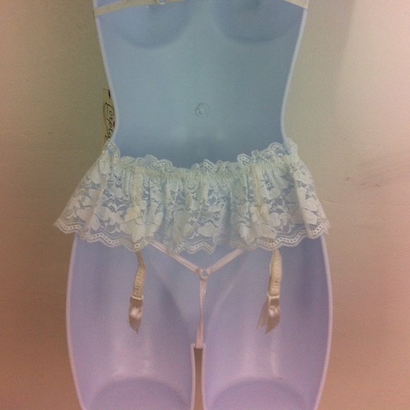 White lace bralette and panty set - Picture 3 of 6