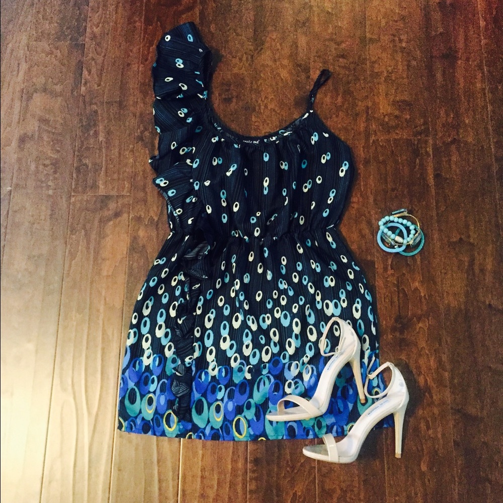 Sleeveless dress with ruffle