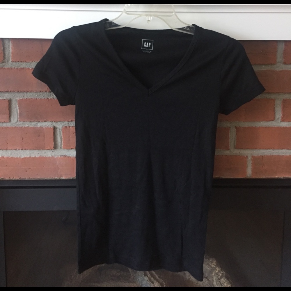 Gap v-neck tee shirt