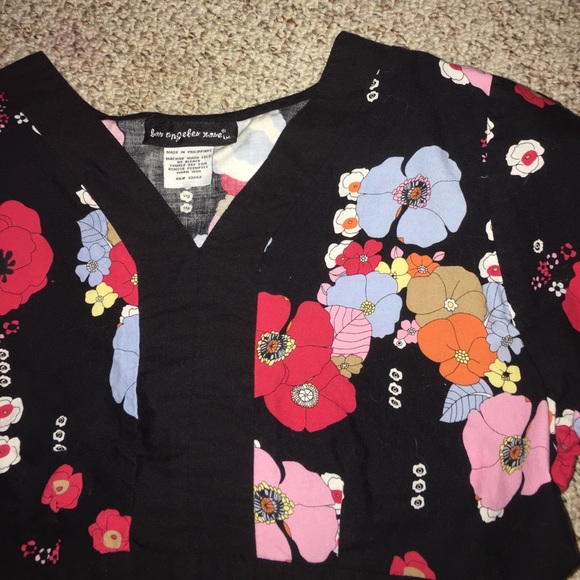 Floral women's scrub top - Picture 3 of 3