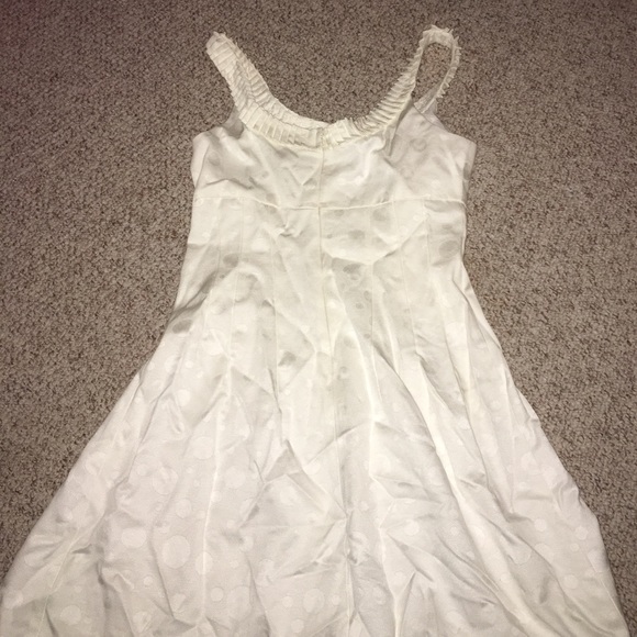White dress - Picture 4 of 4