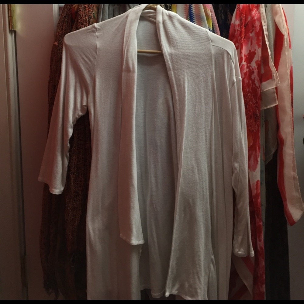 Long white cardigan with high-low in the front