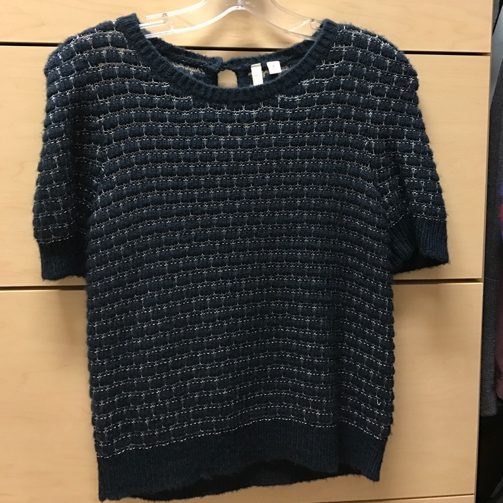 Navy and white chunky crop sweater. Adorable!