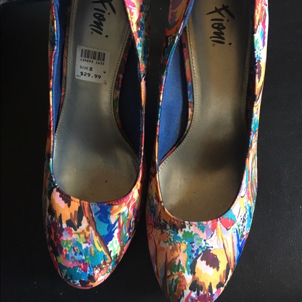 Playformed heel flowered pattern