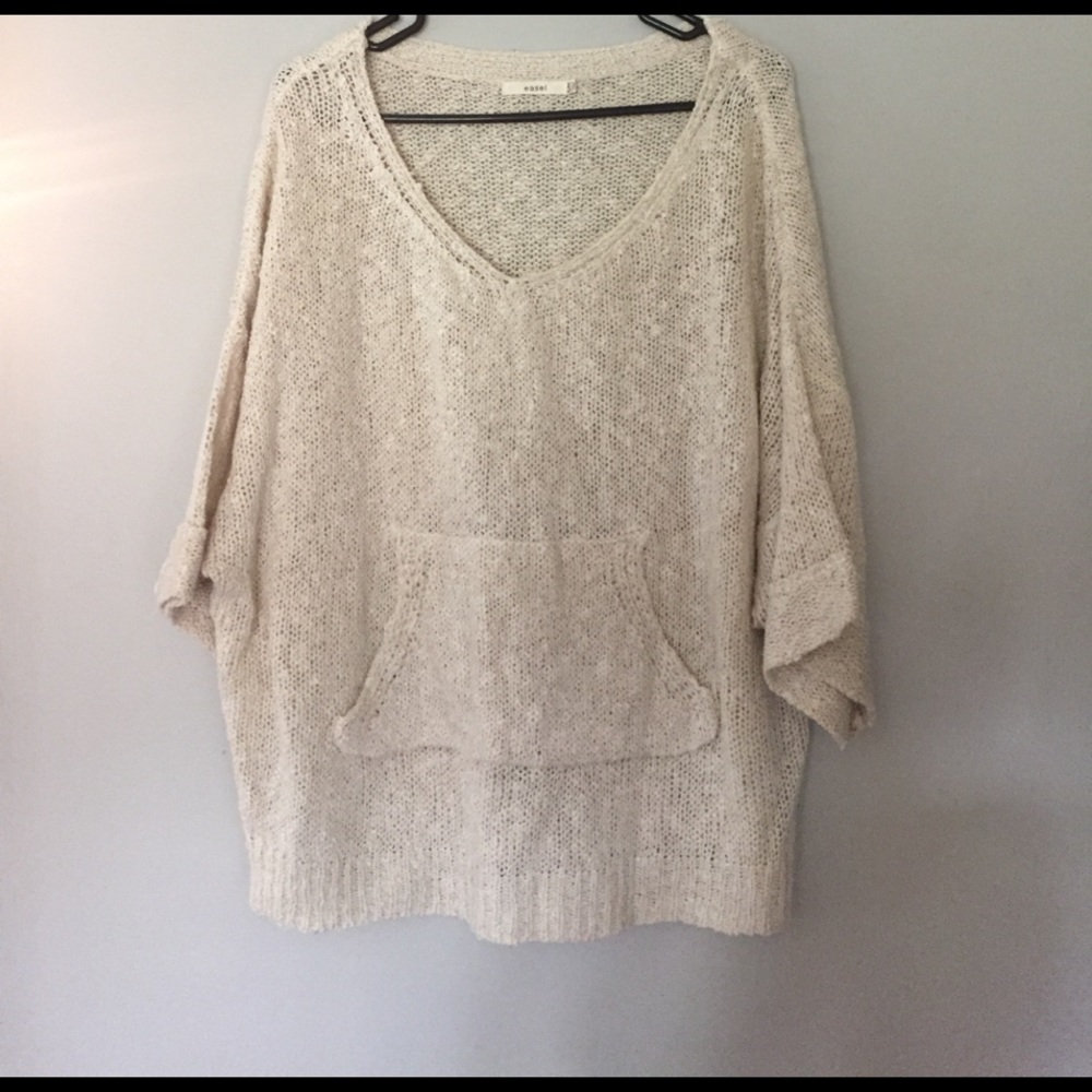 Short sleeve oversized sweater.