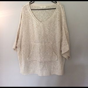 Short sleeve oversized sweater.