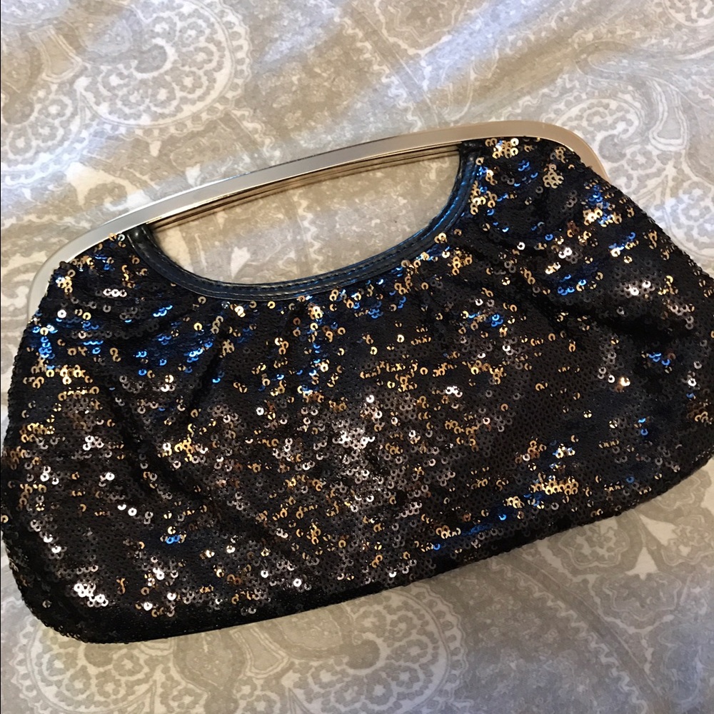 Express sequin clutch with magnetic close