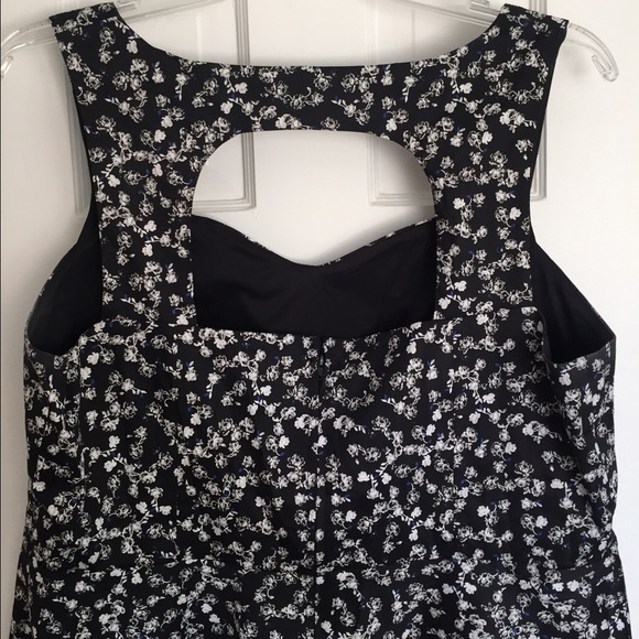 Torrid 2xl black floral fit and flair tank top EUC - Picture 2 of 2