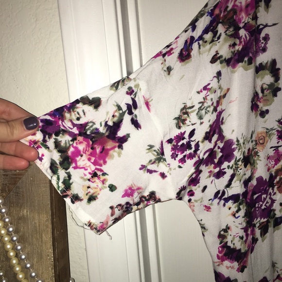 NWOT Short sleeve floral pocket kimono - Picture 3 of 6