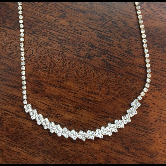 Gold costume necklace - Picture 2 of 2