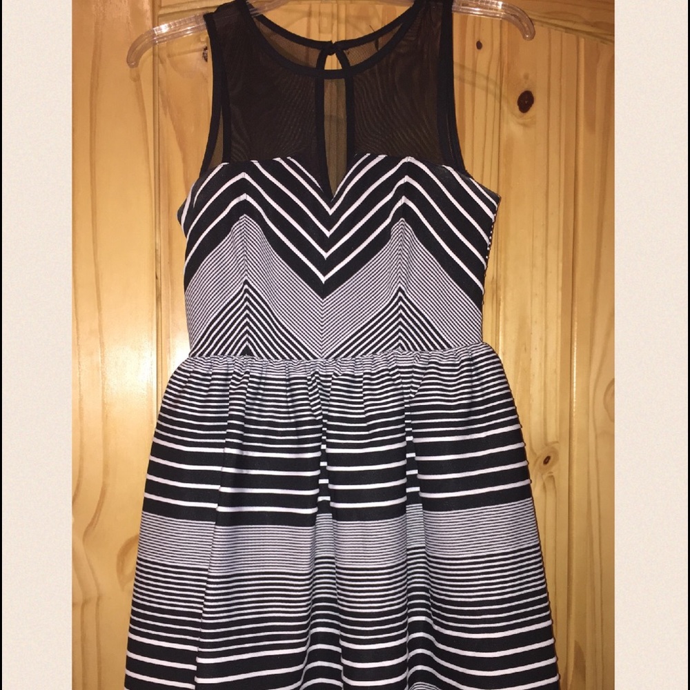 Short black & white dress