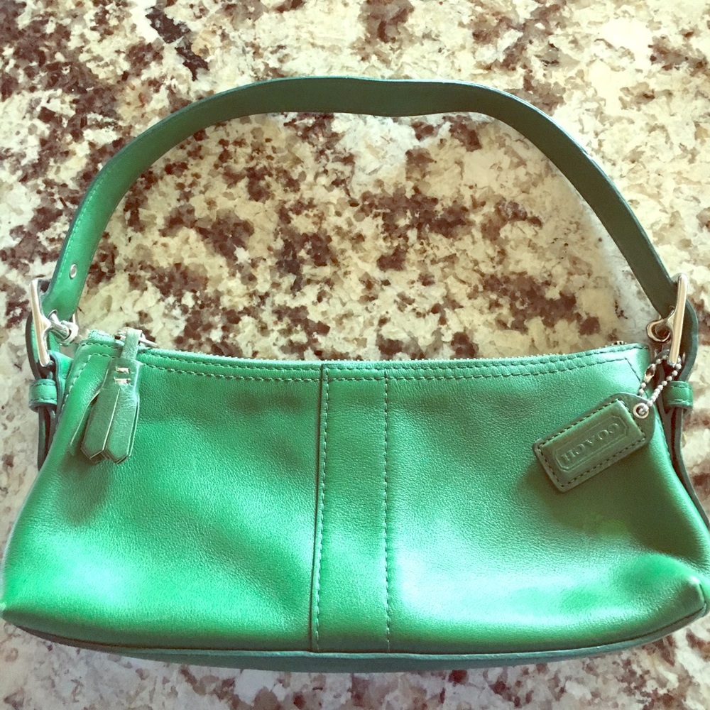 Coach shoulder bag in kelly green