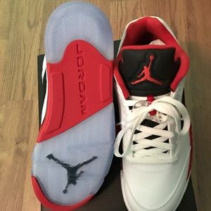 I'm selling a brand new pair Jordan 5redlows OGALL
