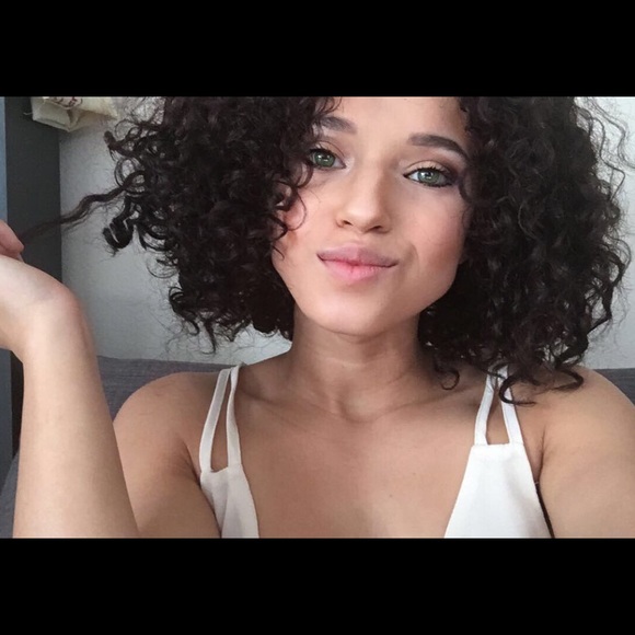 Meet your Posher, Selena - Picture 1 of 1