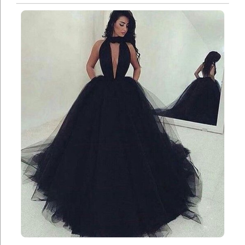 LOOKING FOR THIS DRESS!!