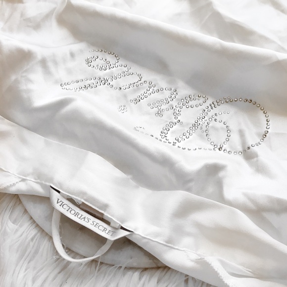 • Victoria's Secret • Satin Kimono Robe - Picture 4 of 6