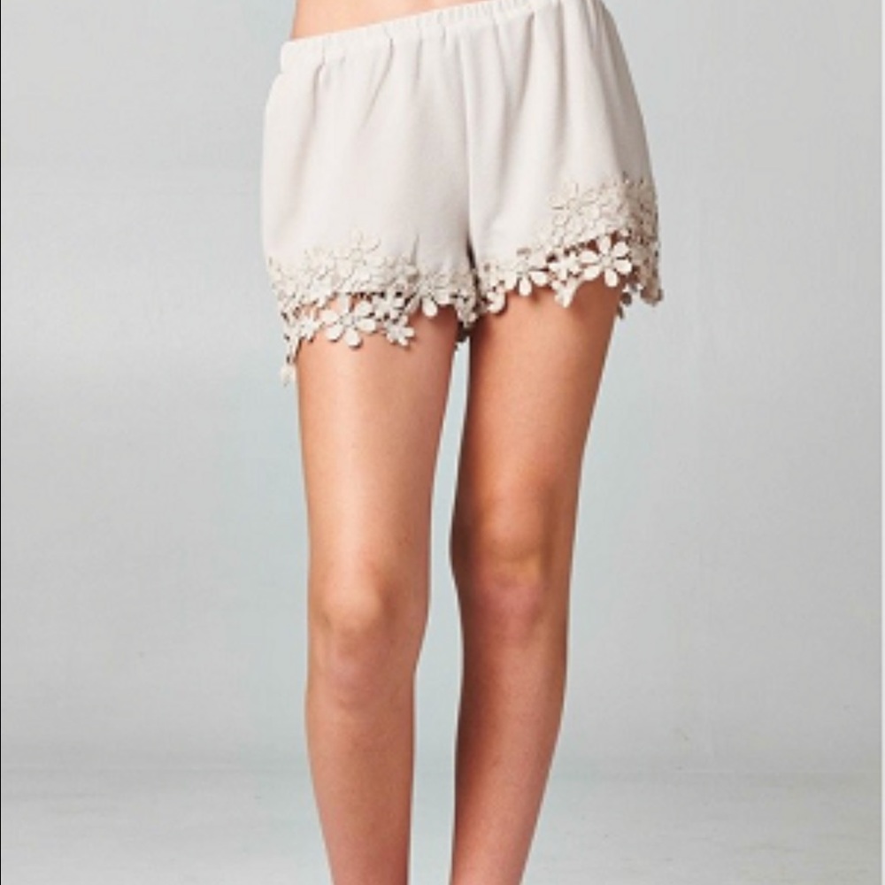 Crochet flower detail short