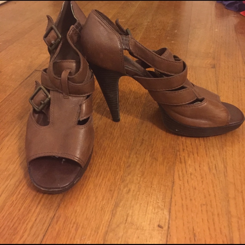 Gianni Bini brown buckle heels
