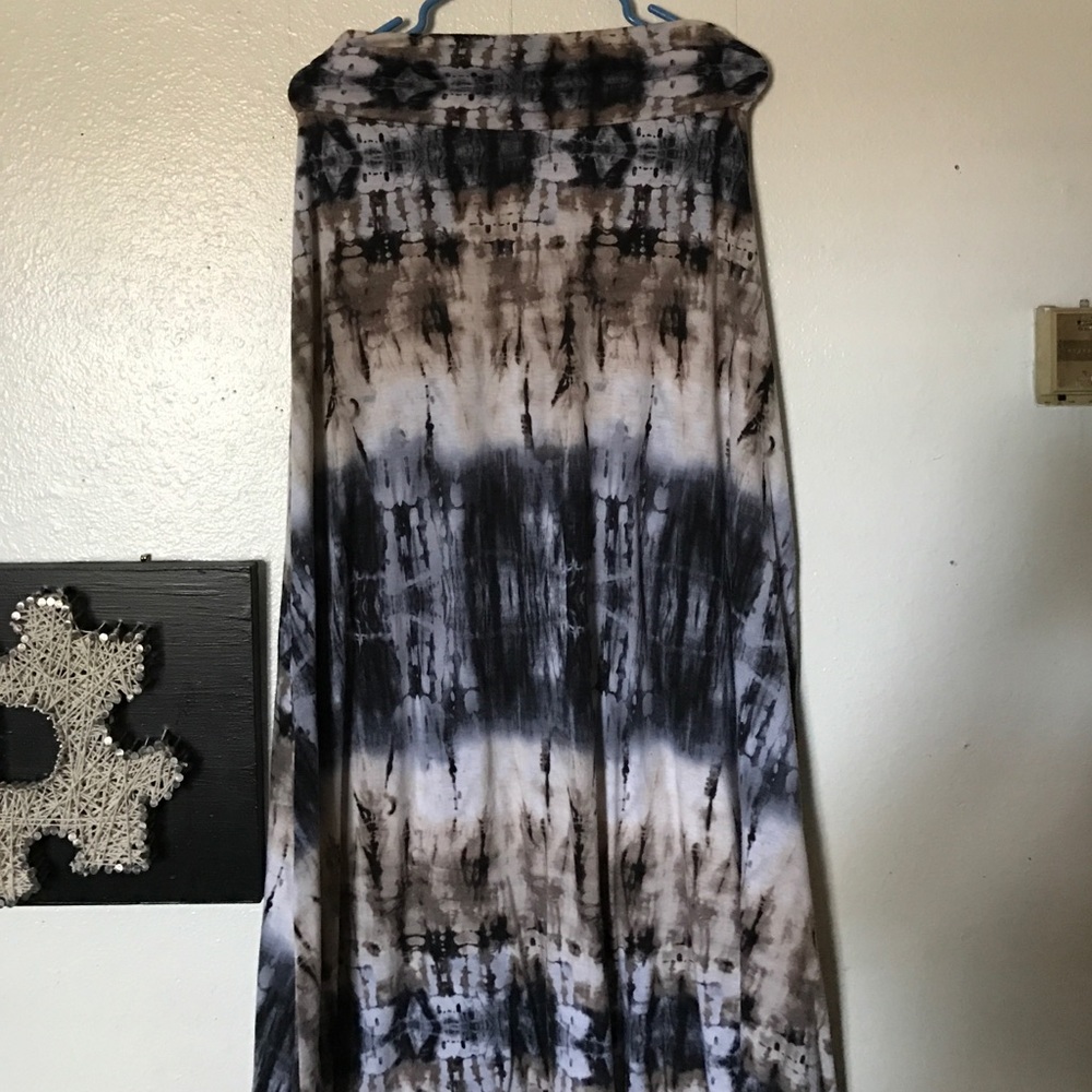 Tie-die long skirt.