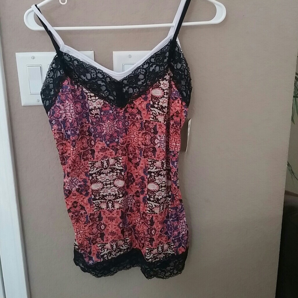 Cute NWT top!!
