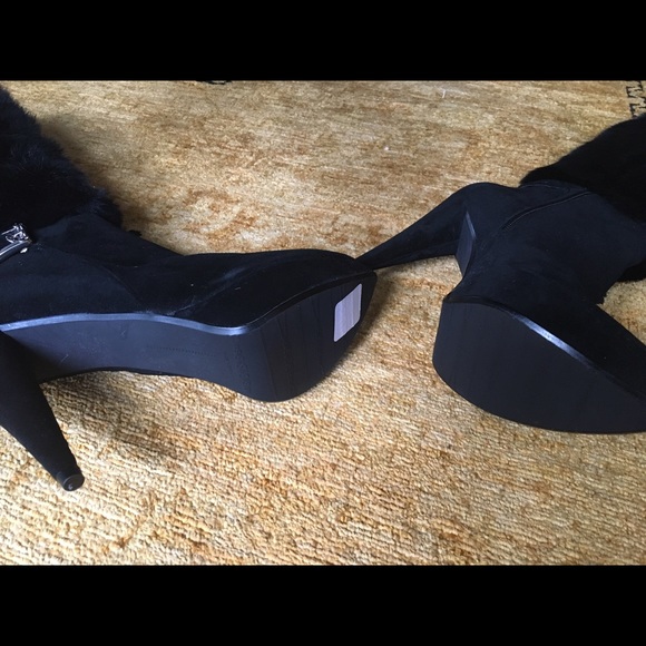 New, never worn Stuart Weitzman rabbit fur boots - Picture 3 of 4