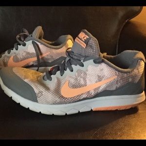 Nike Flex Experience size 9