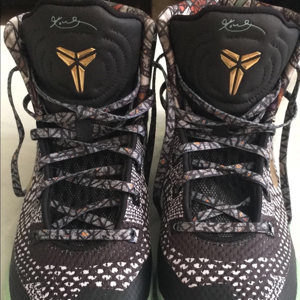 Kobe Maestro low size 5.5 youth or 7.5 women's