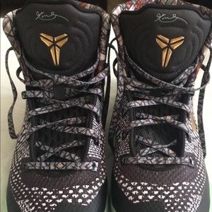 Kobe Maestro low size 5.5 youth or 7.5 women's